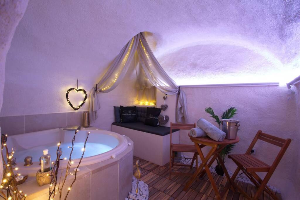 Les Secrets D'Alcove, Nuits Romantiques Avec Spa Aix-en-Provence Exterior photo